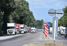 Сотни автомашин застряли в пробке на казахстанско-кыргызской границе