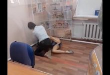 Сотрудницы балхашской «Казпочты» подрались в кабинете и попали на видео