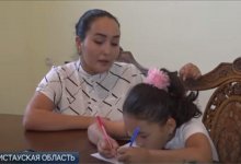 Пишет и рисует обеими руками школьница из Мангистау