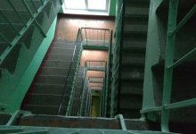 Годовалый ребенок упал с лестничного пролета на восьмом этаже в Нур-Султане