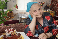 Пожилая астанчанка вынуждена мыться под дождем, но коммунальщики все равно выставляют ей счет на воду