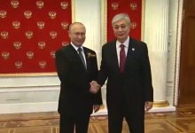 Без масок и с рукопожатиями: как прошел парад Победы с Токаевым и Путиным в Москве