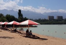 Алматинцам запретили купаться в озере Сайран