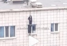Житель Павлодара пролез в квартиру по проводам с крыши и стал героем соцсетей