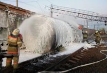 Цистерна с бензином сошла с рельсов и загорелась в Жамбылской области