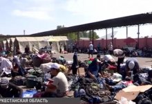 Тысячи узбекистанцев поселились у таможенного поста в Туркестанской области