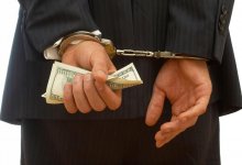 Чиновник нырнул в реку во время задержания за взятку