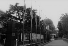 Флаги в знак траура по жертвам коронавируса в Казахстане приспустили в штаб-квартире ШОС