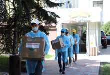 Низкий поклон: Молодежь Алматы поблагодарила врачей за борьбу с коронавирусом