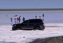 Заехал в розовое озеро Кобейтуз: оштрафован водитель Toyota Land Cruiser