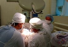 10-летняя девочка упала с дерева вниз головой в Алматы. Ее жизнь спасли врачи