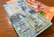 Казахстанцам в августе сократят вдвое выплату 42 500 тенге
