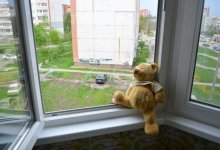 Мальчик-сирота выпал из окна в Каратау: полиция начала расследование