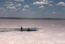 Еще один скандал вокруг Кобейтуз: Семейная пара на Mercedes хотела забрать грязь из озера