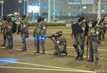 Гибель демонстранта, ранения, баррикады: кадры второй ночи протестов в Минске