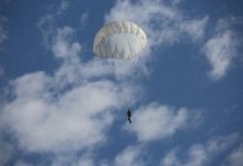 Военнослужащий пострадал во время прыжков с парашютом в Актау