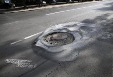 Дети поздравили дорожную яму с днем рождения в Алматинской области