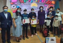 Партия Nur Otan подарила школьникам в Нур-Султане планшеты, рюкзаки и канцтовары