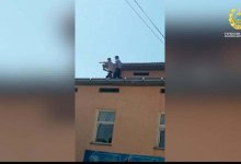 Мужчина забрался на крышу школы в Сарыагаше