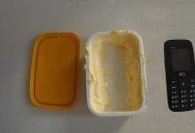 В упаковке плавленного сыра пытался передать телефон в колонию житель Атбасара