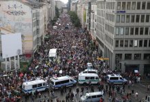 В Берлине многотысячная толпа протестует против антикоронавирусных мер