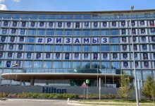 «Вот они – герои нашего времени»: на здании отеля в Нур-Султане открыли выставку с фотографиями врачей