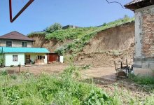 Рухнуть в ущелье боятся жители юга Казахстана из-за строящегося водопровода