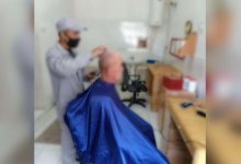 Профессиональный стилист стрижет заключенных в Павлодарской области