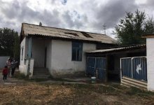 В ВКО сильный ветер сорвал крыши с десятков домов