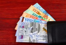 Зарплаты в Казахстане: работодатели стали платить больше, но работников у них теперь меньше