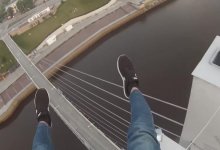 Пьяные астанчане решили побороть страх высоты, забравшись на арку моста