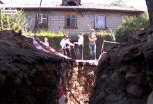 Алматинец вырыл траншею, чтобы усилить электропитание ресторана