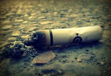 В Каскелене чиновник грубо общался с жителями, выбросил сигарету в неположенном месте и попал на видео