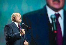 Участницы женского форума в Минске бросились целовать Лукашенко