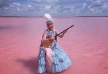 Астанчанка, сыгравшая кюй на розовом озере, попала в американский журнал Vogue