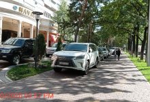 «Комфортная среда для машинок»: алматинцы возмущены забитыми тротуарами