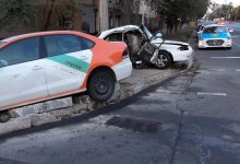 Автомобиль снес светофор из-за пьяного виновника ДТП в Алматы