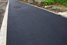 В Алматы рабочие разворотили новый тротуар