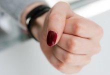 Прохожую в Нур-Султане избили за отказ дать телефон