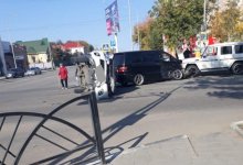 Три автомобиля столкнулись на оживленной улице в Костанае