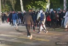 В Бишкеке митингующие громили кафе и магазины