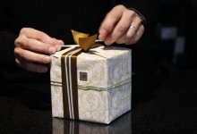 Токаев подписал поправки, запрещающие подарки госслужащим и их семьям
