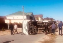 В Атырау после столкновения с легковушкой перевернулся автобус