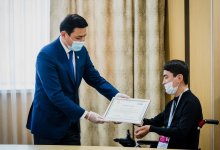 Аким Нур-Султана наградил участников праймериз