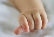 Мать пыталась продать новорожденную дочь, чтобы купить сапоги