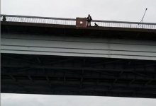 Жена ушла: в ВКО мужчина пытался спрыгнуть с Понтонного моста