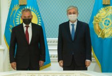 Токаев наградил министра обороны России