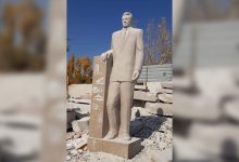 Слепили пародию: памятник Кунаеву в Алматинской области возмутил его родню