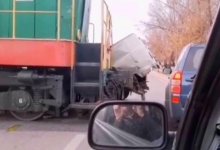 Тепловоз снес автомобиль в Караганде