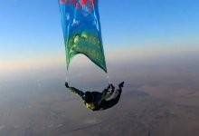 Прыжок с парашютом: житель Нур-Султана оригинально поблагодарил жену за сына